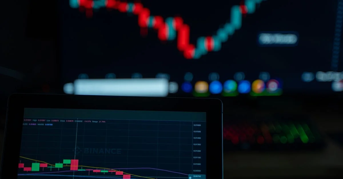 Gros plan sur les graphiques du marché des cryptomonnaies affichés sur plusieurs écrans, présentant les données et les tendances des échanges.
