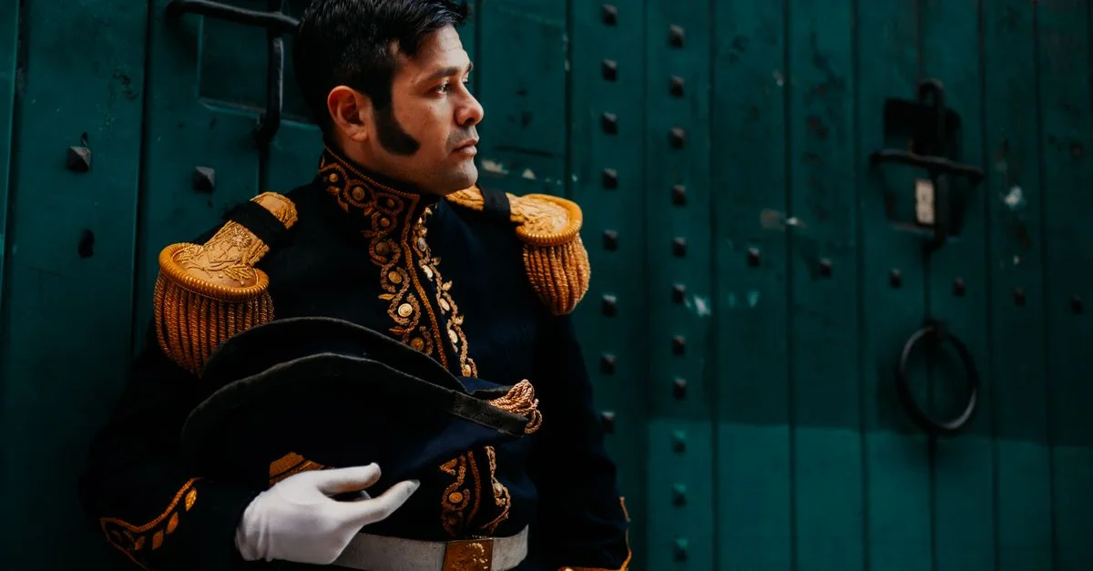 Un homme en uniforme militaire historique se tient devant une porte rustique à Buenos Aires, Argentine.