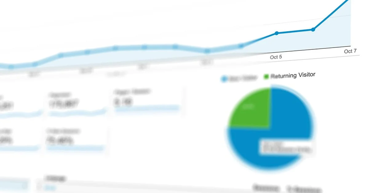 Visualisation abstraite de l'analyse des données avec des graphiques et des diagrammes montrant une croissance dynamique.