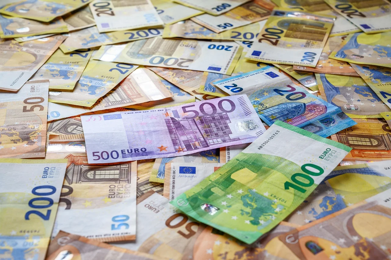 Le franc chf continue de faiblir face à l'euro et au dollar