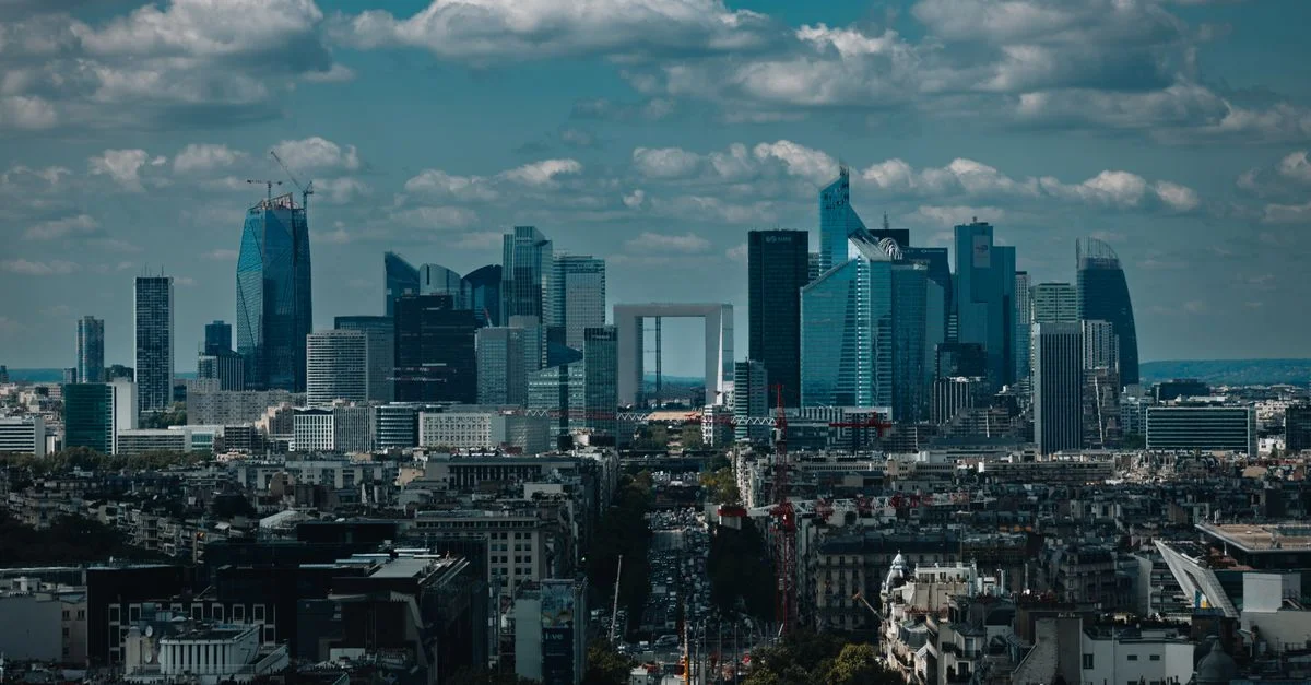Vue aérienne saisissante de La Défense, le quartier d'affaires moderne de Paris.
