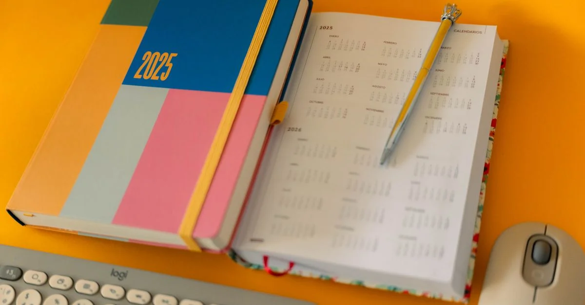 Agenda et calendrier 2025 colorés avec stylo sur un bureau jaune vif.