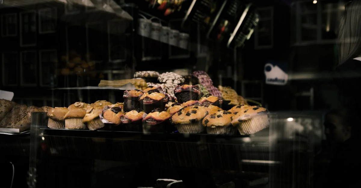 Une vitrine de muffins assortis dans une boulangerie à Bruxelles. Scène parfaite pour les amateurs de boulangerie.