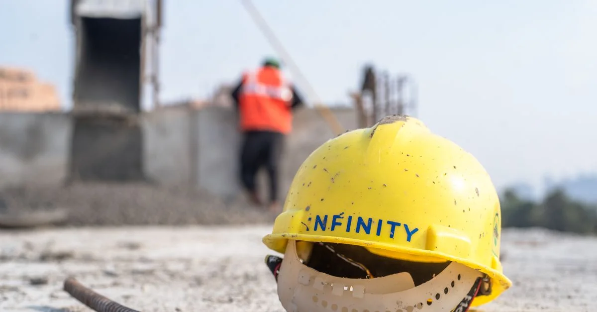 Gros plan d'un casque de sécurité jaune sur un chantier de construction à Delhi.