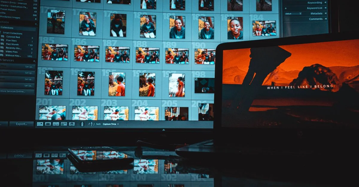 Un espace de travail créatif moderne avec un ordinateur portable et un moniteur affichant des images numériques et un logiciel de montage.