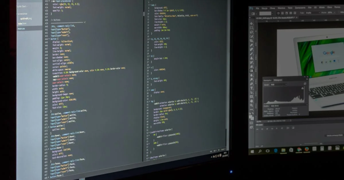 Une configuration à double écran présentant du code de programmation et un logiciel de retouche d'image.
