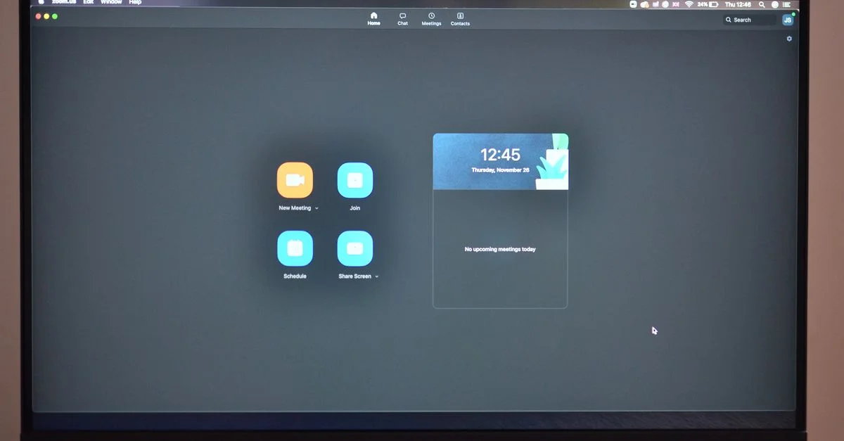 Gros plan sur un moniteur d'ordinateur avec interface de logiciel de réunion virtuelle et icônes de bureau.