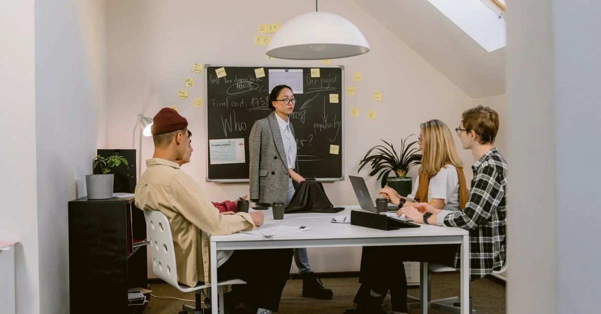 Les membres de l'équipe engagés dans une session de brainstorming créatif dans un cadre de bureau moderne.