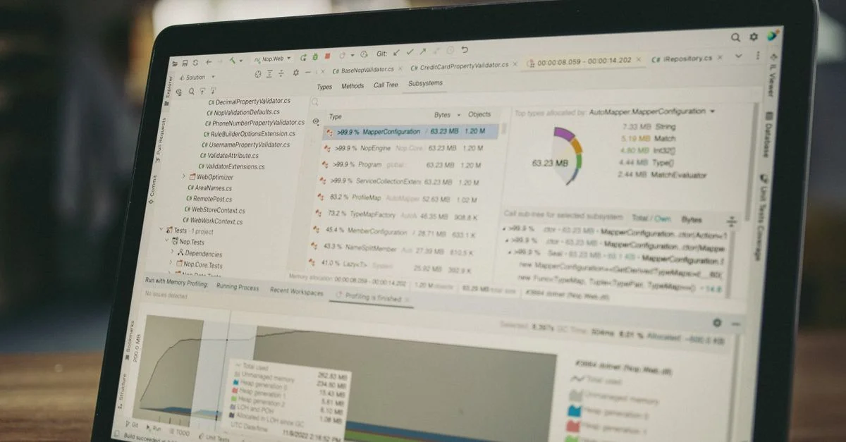 Une vue rapprochée de l'écran d'un ordinateur portable montrant une interface de logiciel de codage et d'analyse de données dans un environnement intérieur.